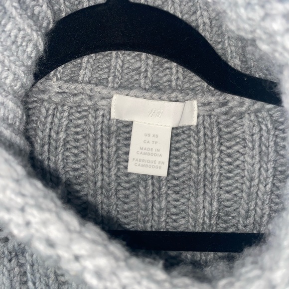 H&M - Turtle Neck Sweater (XS) - Picture 4 of 5